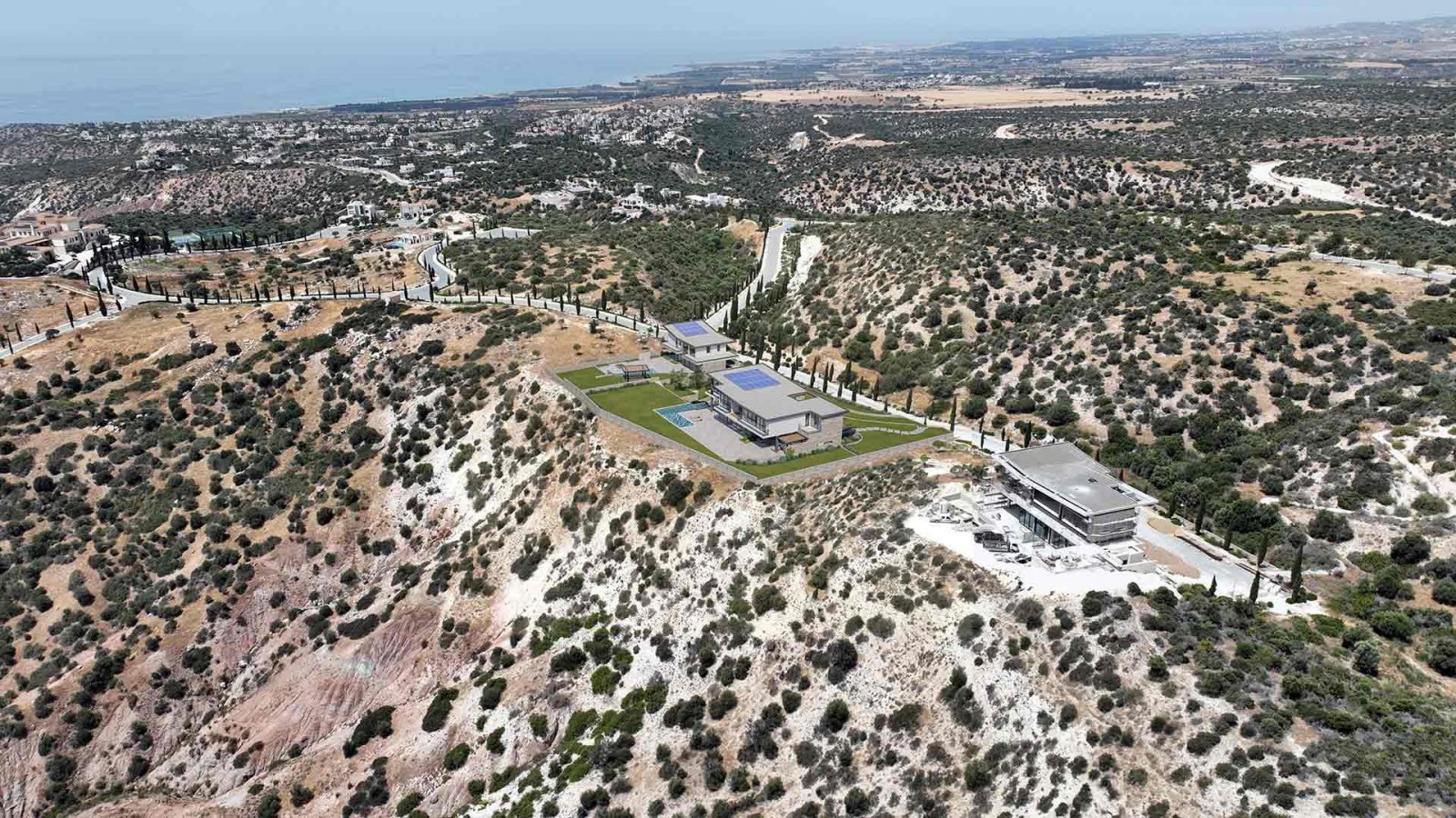 Villa INFINITY is an exceptional 5-bedroom villa designed in an exceptionally large plot of 2,926 m2, located in the famous Venus Rock Golf Resort.
Th