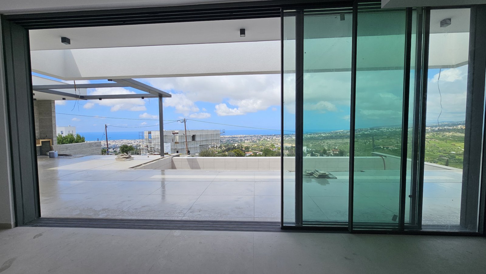 For sale is a stunning, modern detached villa in the sought-after area of Konia. This key-ready home offers a spacious internal area of 230 m2, though