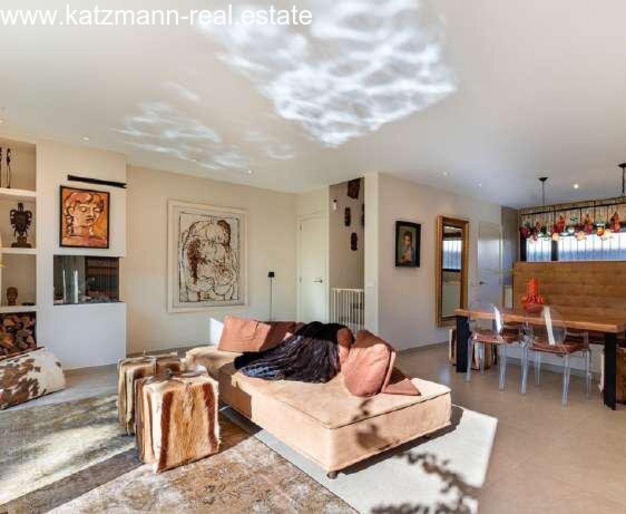 Przestronny, słoneczny salon z wbudowaną galerią i zaprojektowaną koncepcją przestrzeni – sztuka spotyka komfort mieszkania! Przestronny, słoneczny salon z wbudowaną galerią i zaprojektowaną koncepcją przestrzeni – sztuka spotyka komfort mieszkania!