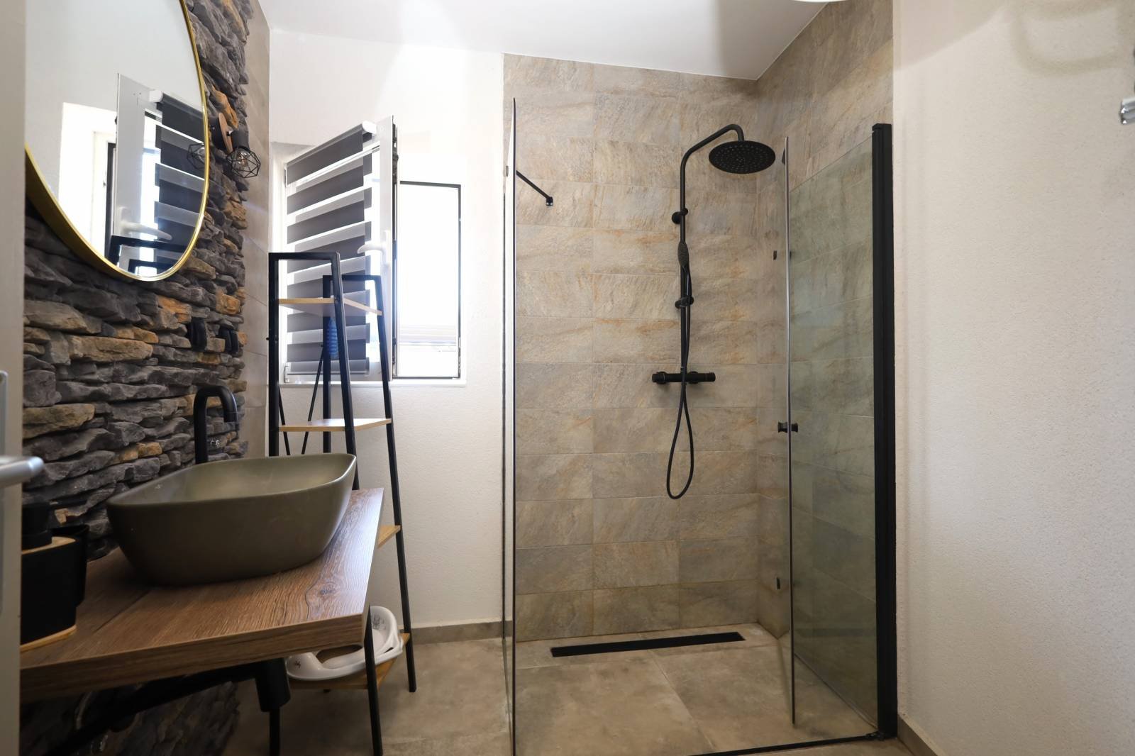 621077 - Villa in Vodice