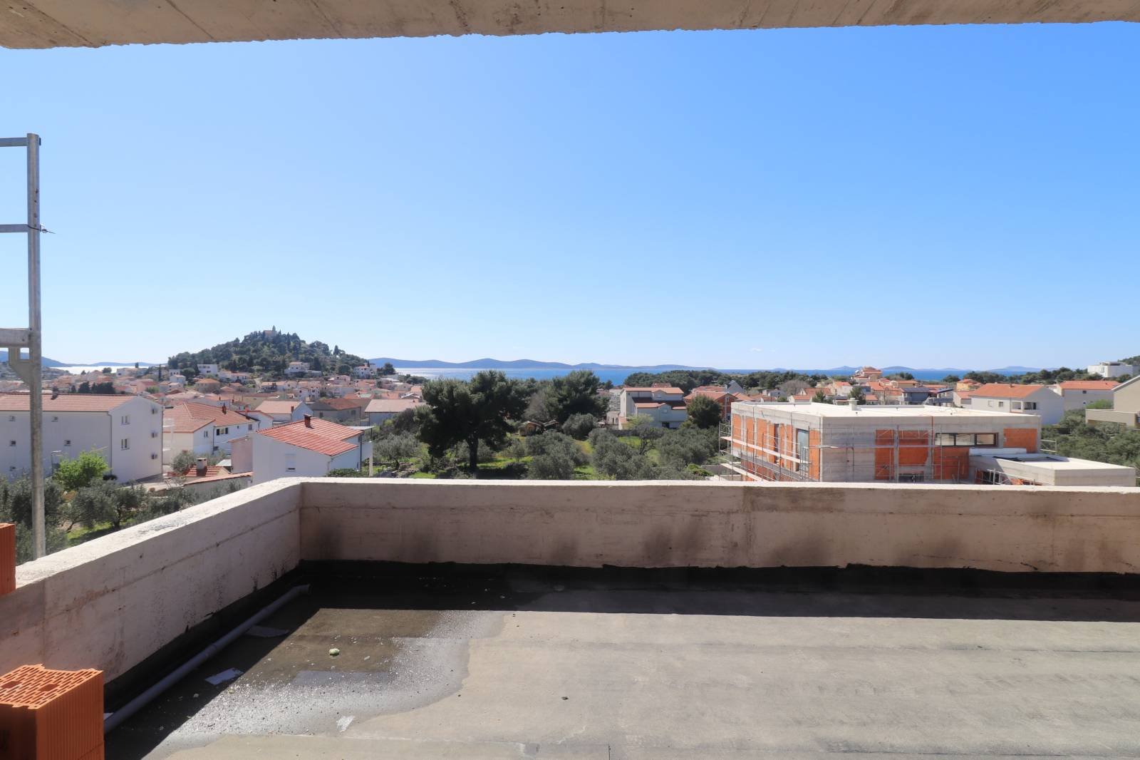 584253 - Villa in Tribunj