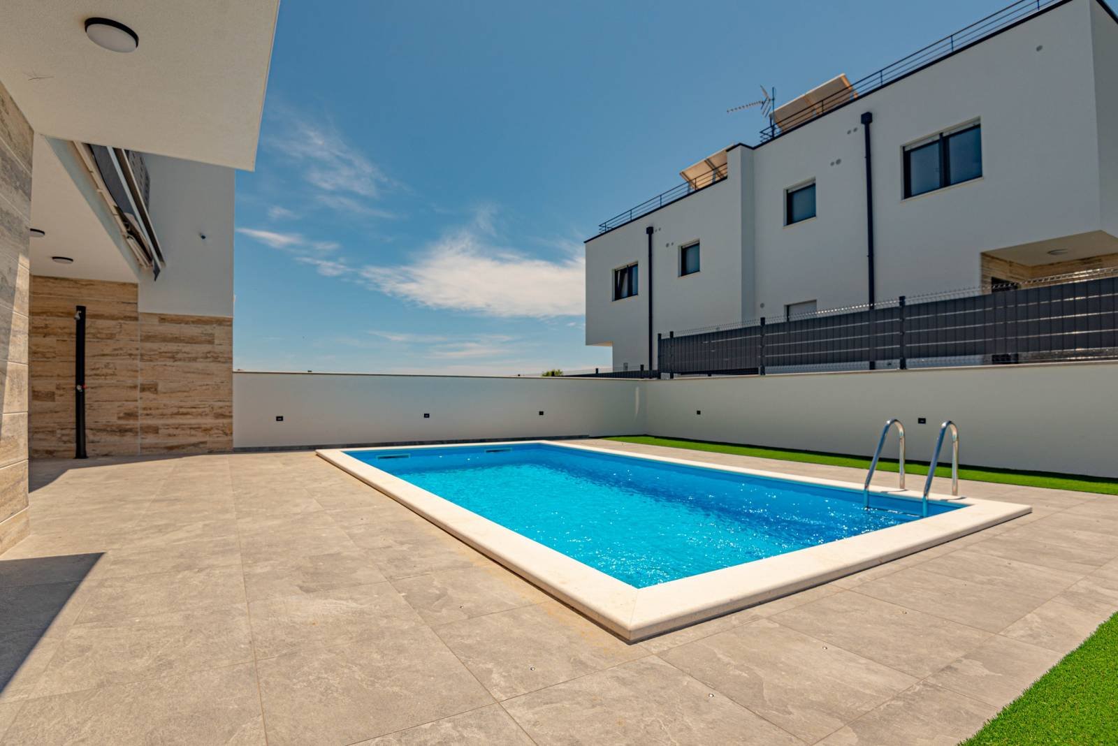 564961 - Villa in Vodice