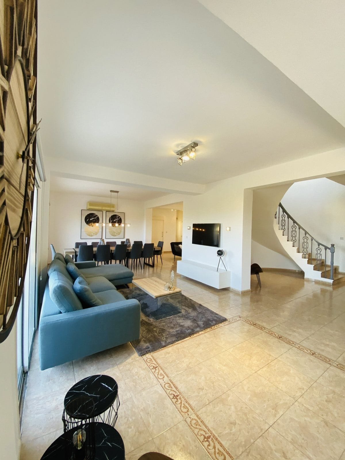 Resale
This 5 bedroom villa is located in lower Chloraka -Pafos.
The entrance, dining room, 2 living rooms, kitchen, 2 bathrooms, kitchennete, & 1