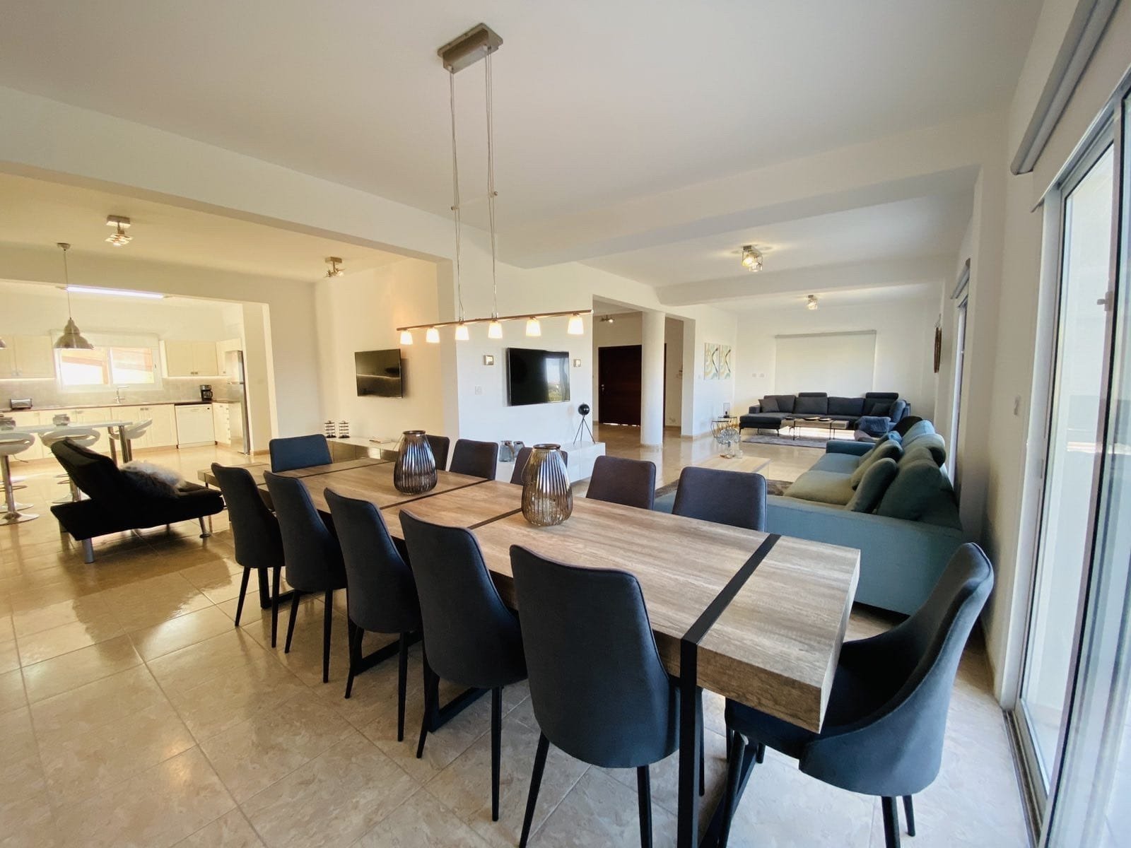 Resale
This 5 bedroom villa is located in lower Chloraka -Pafos.
The entrance, dining room, 2 living rooms, kitchen, 2 bathrooms, kitchennete, & 1