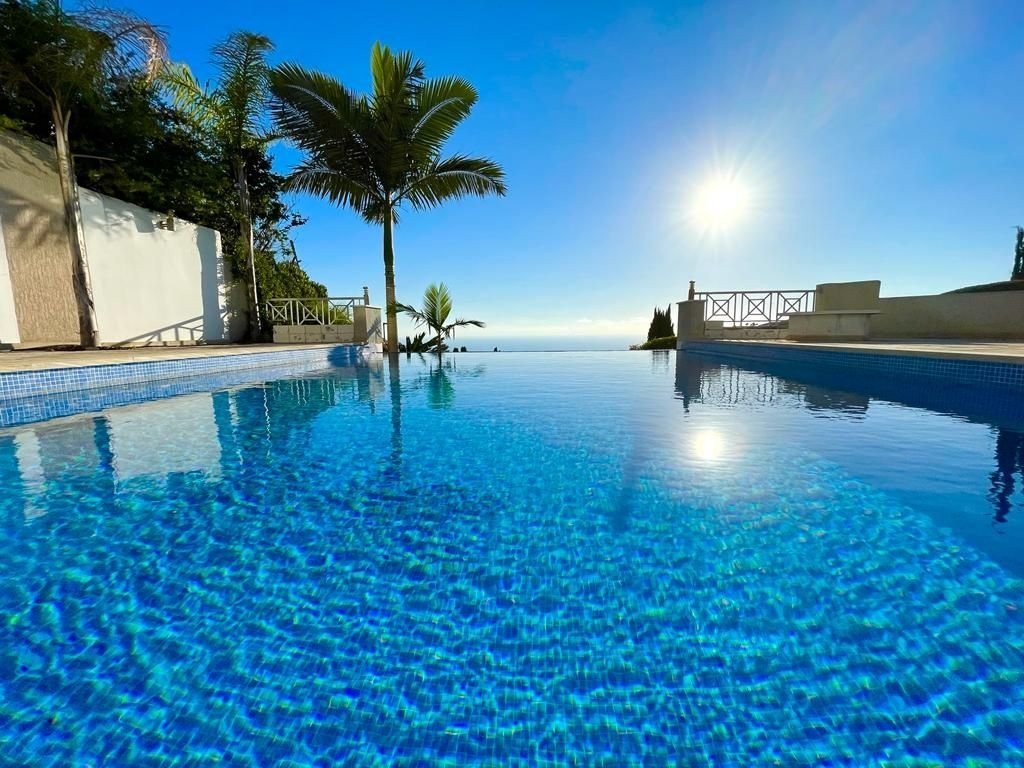 Beatifull villa in Tala offering panoramic sea views
Five bedrooms on suite
Underfloor heating
Heating panels at the walls
Fully equipped kitche