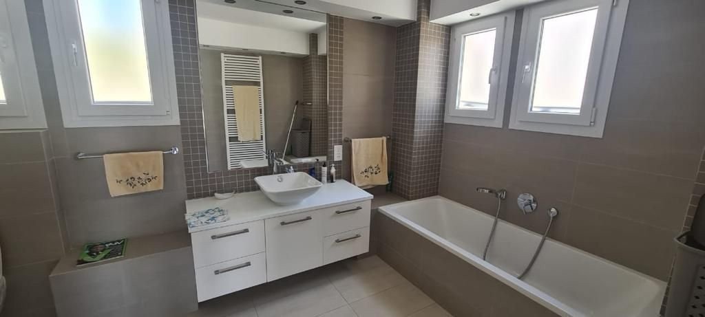 Beatifull villa in Tala offering panoramic sea views
Five bedrooms on suite
Underfloor heating
Heating panels at the walls
Fully equipped kitche