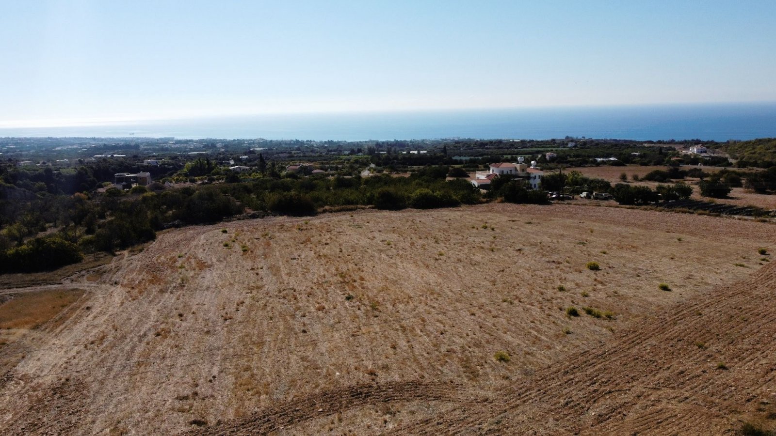 A prestigious and elite development consisting of just six, 2-story villas, offering panoramic sea
views of Pafos and Peyia Bay.
The development is
