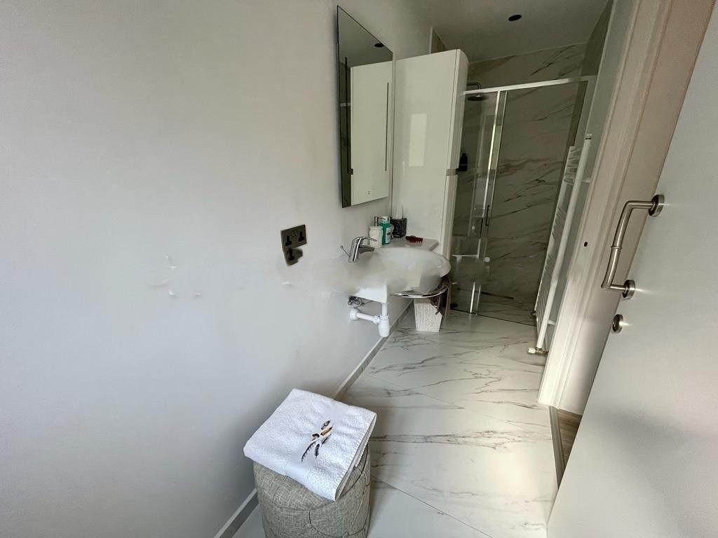 This amazing five-bedroom, five-bathroom superb bungalow is located in the renowned area of Tala.
It is situated in a popular and excellent residenti