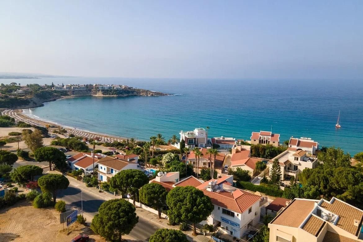 Villa in Paphos, Coral Bay, only 100m from the beach.
The House is Leasehold but as of 2018, the owner can buy the freehold.
This Bungalow it is just